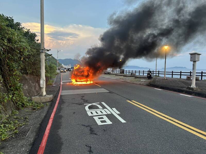 陳姓男子駕駛休旅車途經湖海路一段時，車子引擎室突然起火燃燒，瞬間成了一團火球。 （記者林嘉東翻攝）