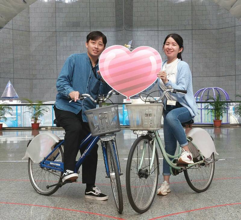 高雄科工館8月10日七夕情人節推出「雙人同心CityBike騎乘活動」，不限夫妻、情侶、好麻吉、大情人小情人或前世情人，都可報名騎乘體驗。（科工館提供）