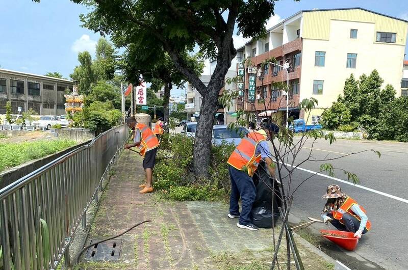 台南市麻豆區公所首批6名天災臨工今天上工，在各里進行環璄清掃。（公所提供）