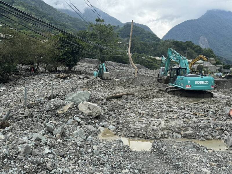 南投信義鄉東埔溫泉區聯外道路投95線，每遇大雨就會爆發土石流阻斷交通，經評估災修復建經費就達1.6億餘元。（立委游顥團隊提供）