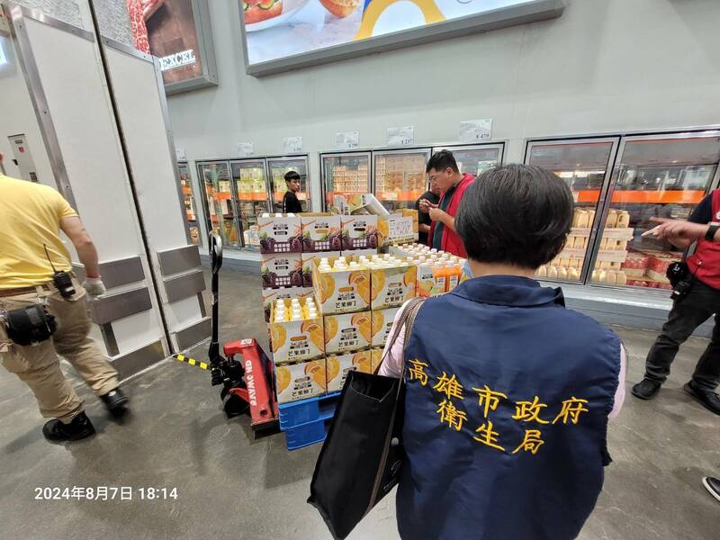 衛生局人員前往好市多，並要求業者將民眾進入的冷藏櫃內飲品下架清消。（高雄市衛生局提供）