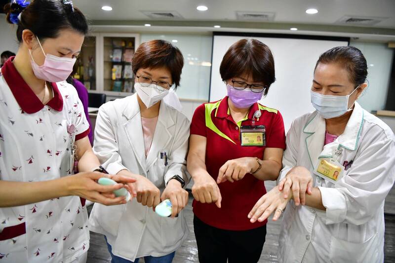 屏東醫院醫護人員使用屏科大捐贈的海藻護手乳液。（屏東科技大學提供）