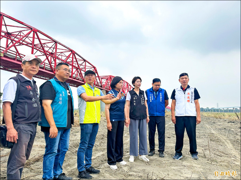 雲林縣府昨邀第四河川分署至西螺視察河道狀況。
（記者李文德攝）