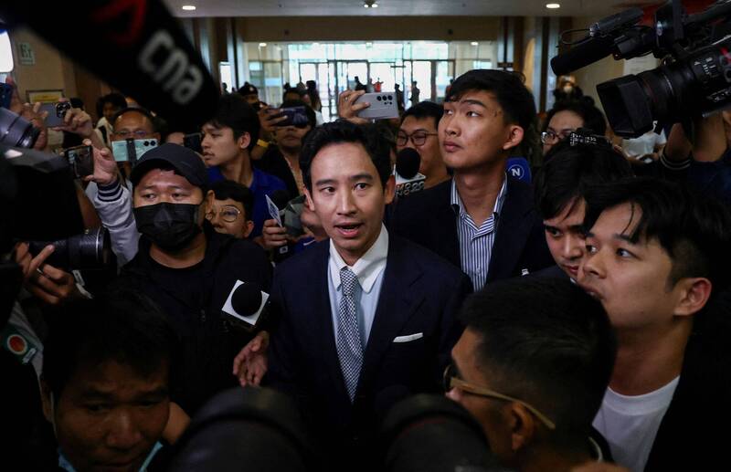泰國憲法法院今日下令反對派政黨前進黨解散，且前黨魁皮塔（中）等11名前進黨高層也被禁止參與政治事務10年。（路透）