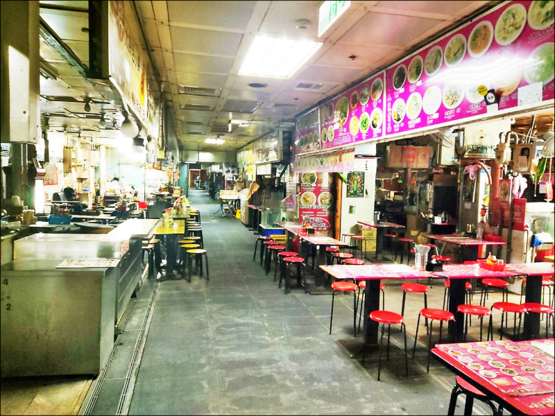 士林夜市攤販申請補助改造攤位，並以美食吸客。（市場處提供）