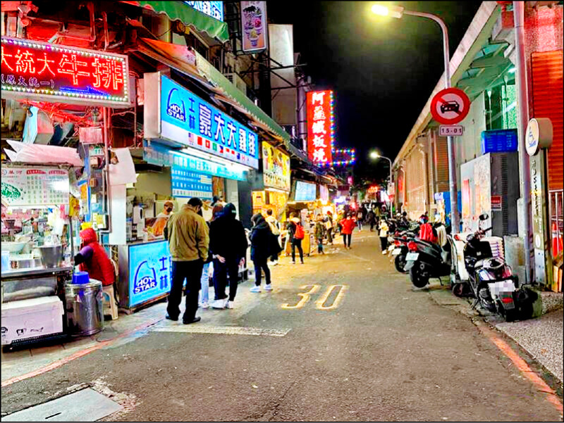 近年受新冠肺炎疫情催化網購及外送平台蓬勃發展影響，台北市攤販6年減少了8千攤。（資料照）