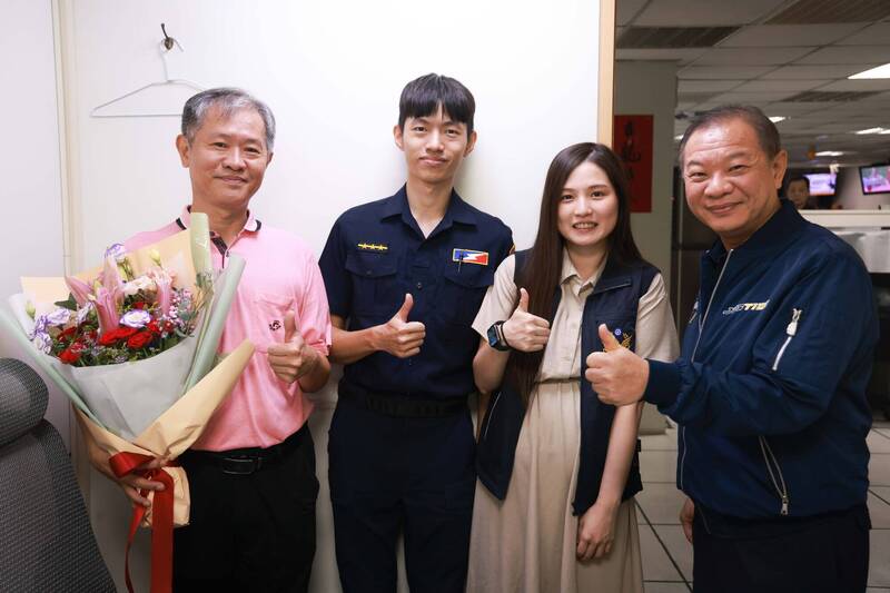 新北慶父親節 美女警向警察爸獻祝福