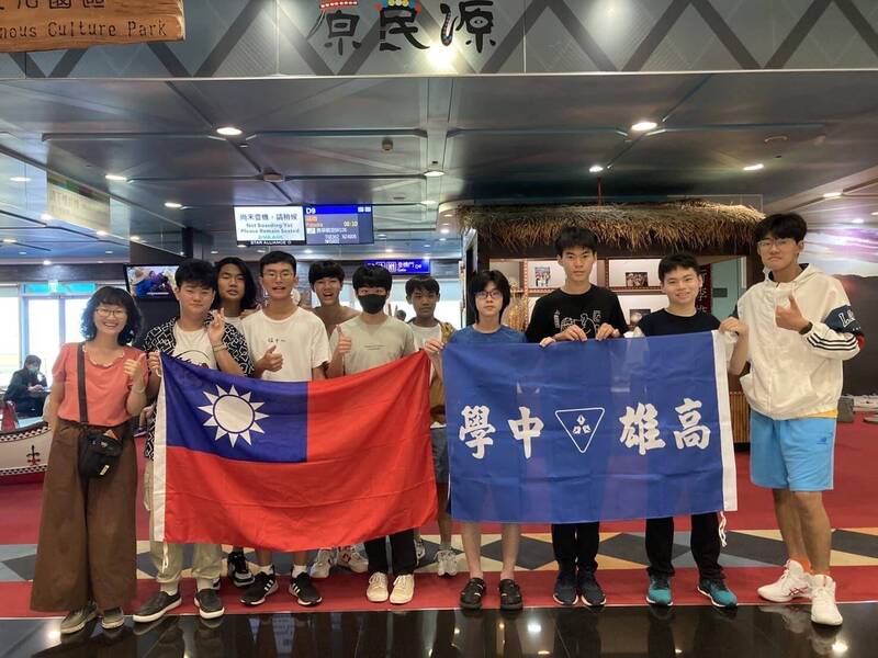 高雄中學11名師生正在日本宮崎縣訪問交流，今天下午當地雖發生強震，幸好師生全員平安。（擷取自高雄中學臉書）