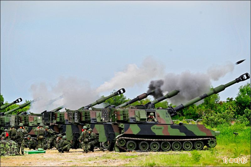 為提升砲兵部隊訓練成效，陸軍第十軍團昨在台中番仔寮陣地實施年度「重砲保養射擊」任務。（記者廖耀東攝）