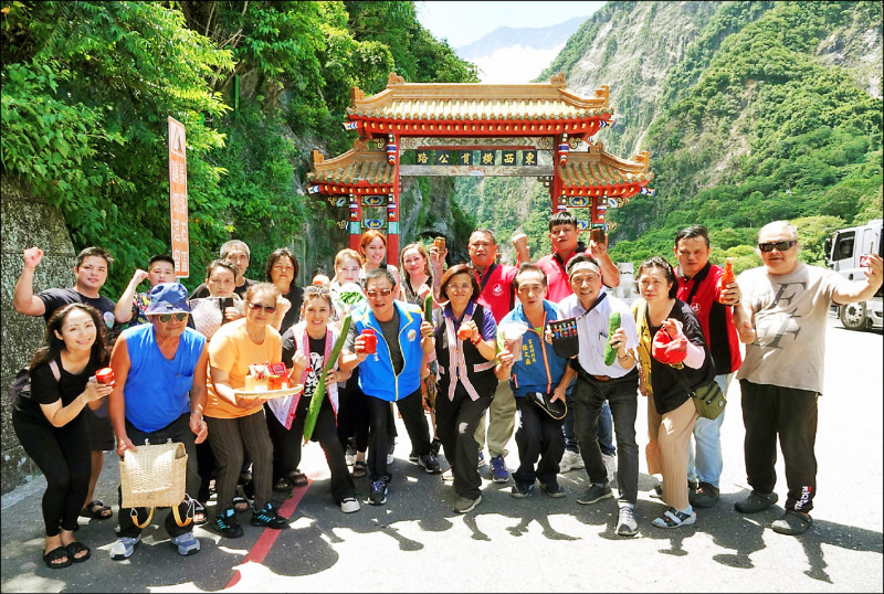 亞泥與花蓮縣秀林鄉玻士岸部落會議合作的第三屆太魯閣山市集，8月17、18日在遠東SOGO百貨台北天母店登場。
（亞洲水泥提供）