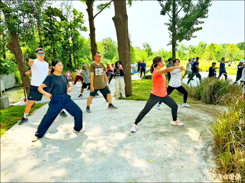 西螺七崁武術健康操亮相，全套2分50秒，融入七崁武術各派的基本動作，活潑易學。（記者黃淑莉攝）