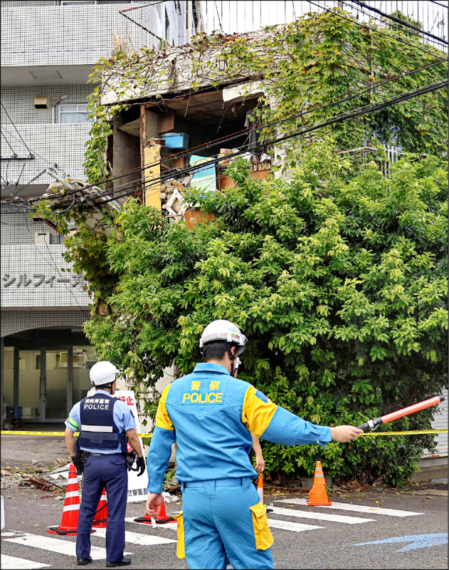 日本九州外海八日下午發生規模七．一強震後，鹿兒島縣傳出有一棟兩層樓的民宅倒塌。（路透）