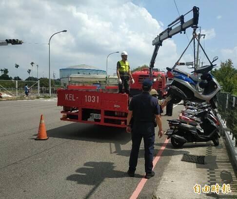 台中慈濟醫院前方違停機車遭拖吊。（記者張軒哲攝）