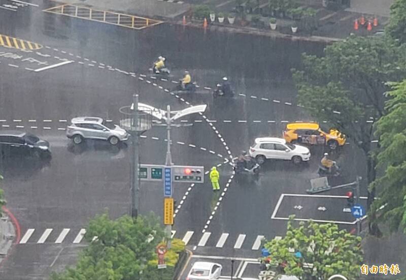 高雄今下大雷雨。（記者陳文嬋攝）