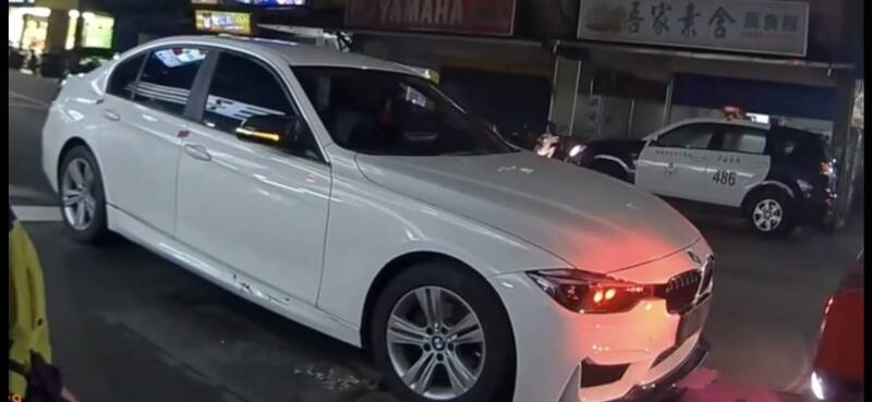 林姓女子開BMW違停新北市汐止區忠孝東路超商前，被警察查出無照駕駛、違規併排停車，車子還懸掛另1輛遭註銷的本田車牌，累計收到高達近5萬元罰單。（記者林嘉東翻攝）