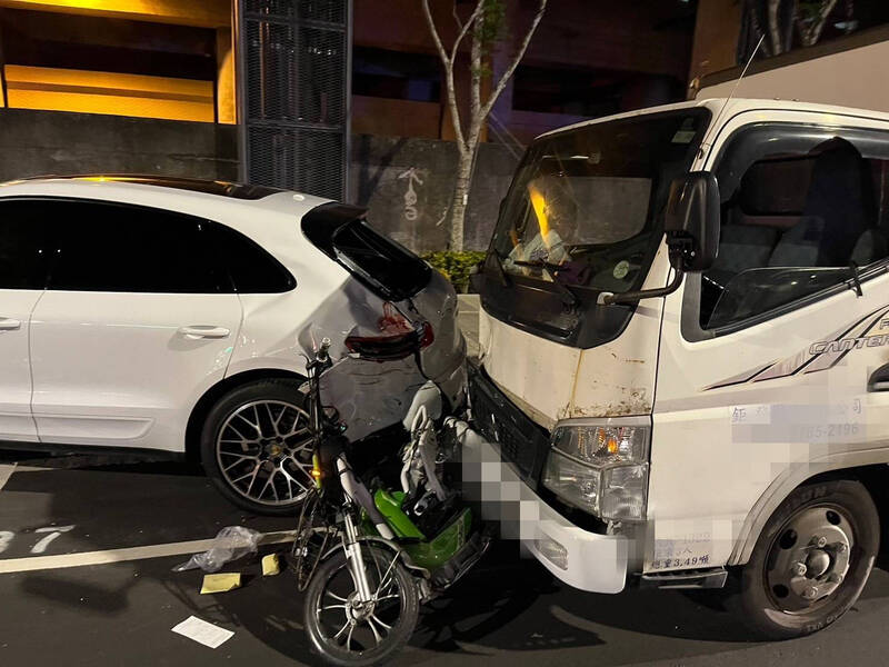 北市南港區晚間發生死亡車禍。（記者鄭景議翻攝）