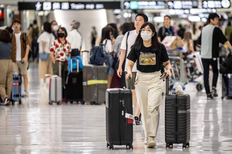 日本成田機場為了打擊非法洗錢，祭出了新措施「紙幣探知犬」。示意圖。（法新社）