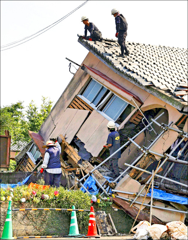 日本宮崎縣外海的日向灘八日發生芮氏規模7.1強震，共造成14人受傷，鹿兒島縣有1棟住宅全毀、10棟住宅部分受損，宮崎縣也有10棟住宅毀損。圖為鹿兒島縣大崎町的倒塌房屋。（歐新社）