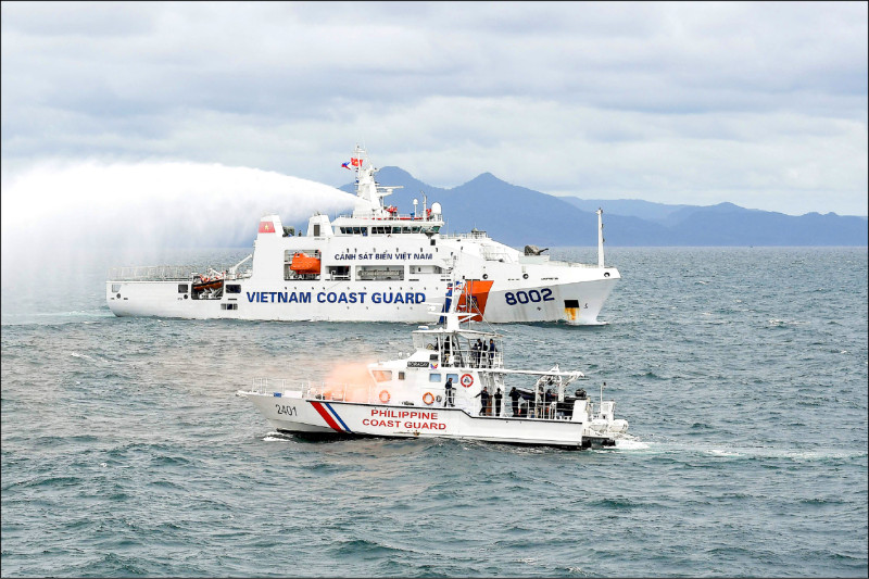 越南海警船CSB 8002訪問菲律賓期間，與菲海警隊聯合演練。圖為CSB 8002發射水砲模擬滅火情境。（法新社）