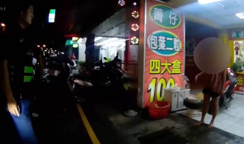 台中市李姓女子疑似酒醉半夜在中清路一段大吵大鬧，員警（圖左）獲報抵達，原本躺路中央罵髒話的李女（圖右）瞬間恢復正常。（警方提供）