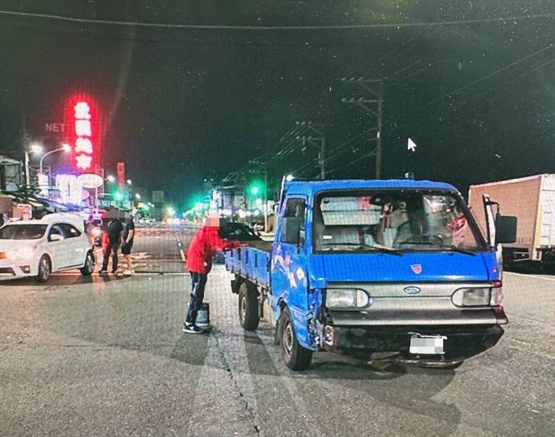 79歲獨居翁半夜開小貨車出門，4小時2度追撞4輛汽機車。（讀者提供）