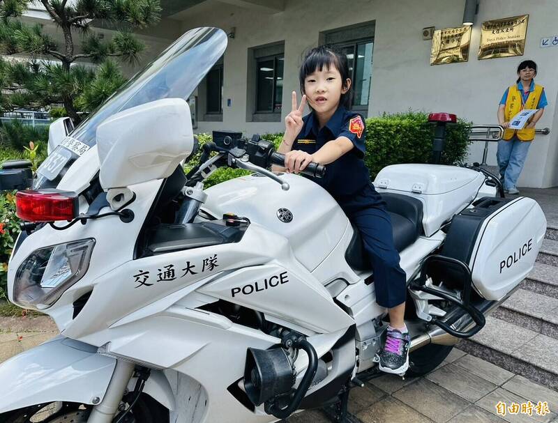 女童騎哈雷警用機車開心擺拍。（記者張軒哲攝）