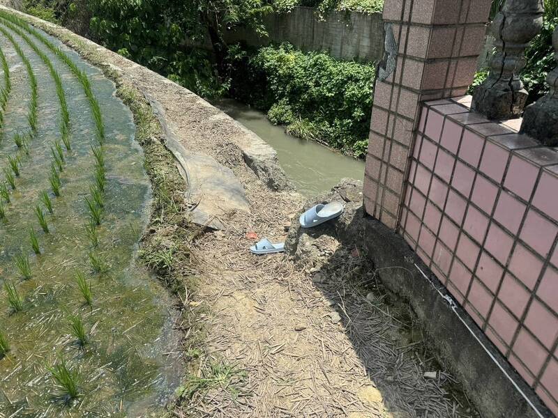 老翁拖鞋遺留在排水溝岸上。（警方提供）