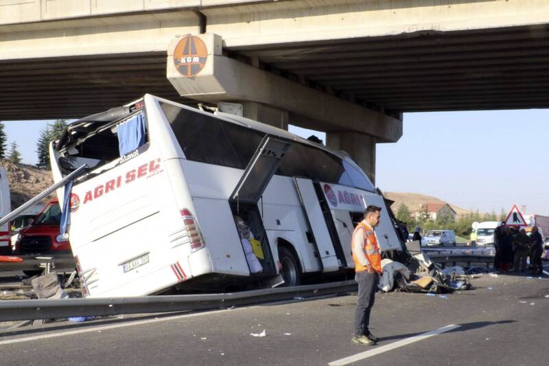 土耳其巴士撞上高架橋柱，造成9人死亡、26人受傷。（美聯社）