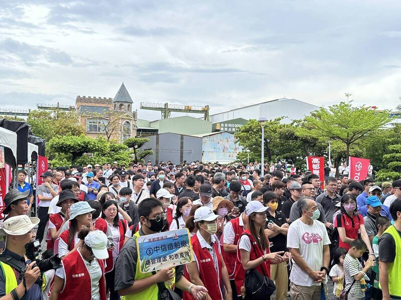 高市車商、志工動員逾300人協助旗津災後重建。（記者蔡清華翻攝）