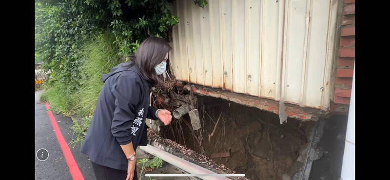 台南市永康區中華西街2戶臨近柴頭港溪的民宅，疑因自來水管線破裂，出現傾斜、地基掏空情形，經緊急灌漿處理後，危機暫時解除。（民眾提供）