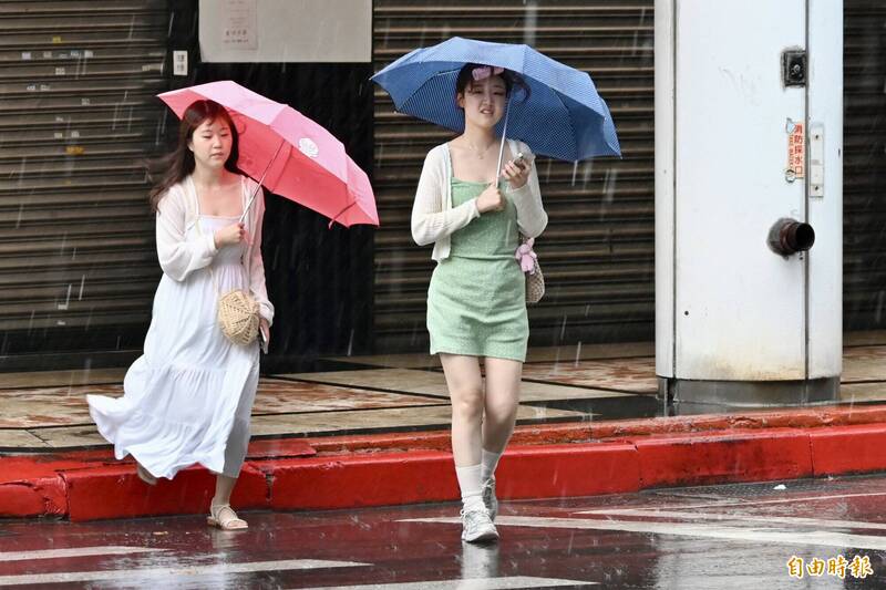 週一中南部清晨有局部短暫陣雨或雷雨，午後西半部、東部、東南部地區及各地山區有局部短暫雷陣雨。（資料照）