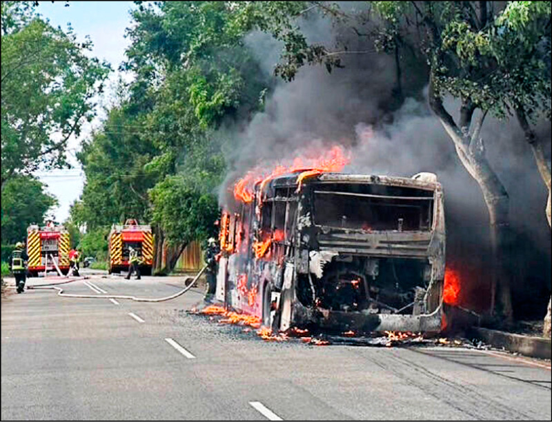 中市日前發生公車火燒車，公車老舊、故障問題引發關注。（民眾提供）