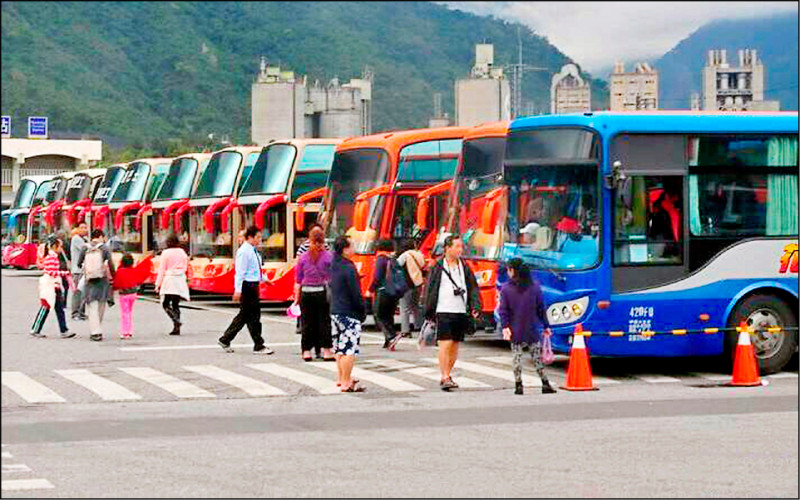 交通部研議遊覽車增設刷卡機，確保駕駛員未超時駕車，引發業者質疑。示意圖，人物與新聞無關。
（資料照）