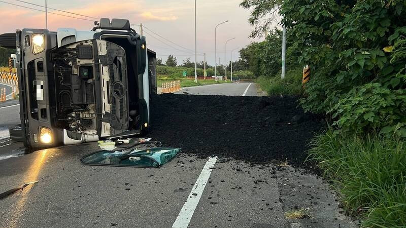 曳引車西濱後龍段爆胎，注意南下交通狀況。（民眾提供）