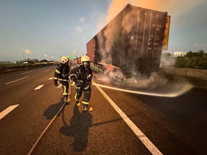 滿載啤酒的貨櫃車，彰化國道驚傳火燒車。（民眾提供）