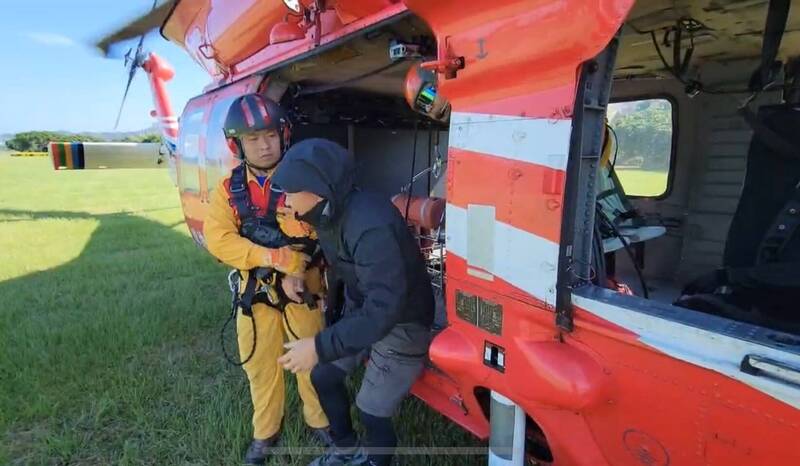 空勤出動直升機將張男救下山送醫。（民眾提供）