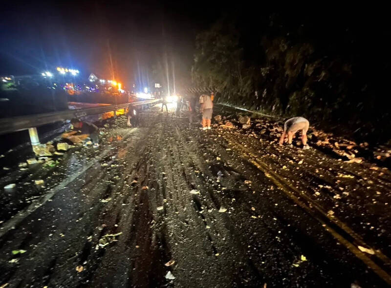 台14線埔霧公路觀音瀑布路段大小石塊如雨般掉落路面。（民眾提供）