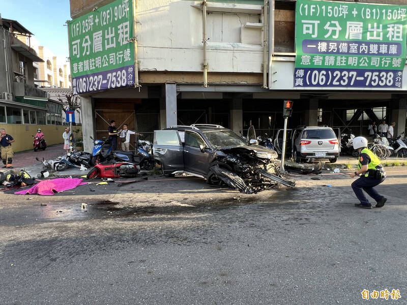 [小心] 東區大學路嚴重車禍封路