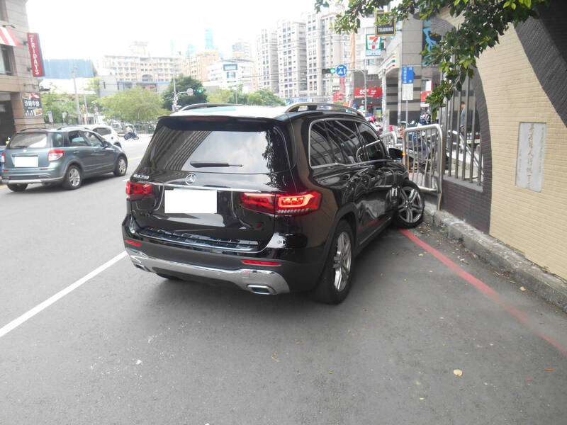 賓士休旅車自撞人行地下道旁的欄杆。（民眾提供）