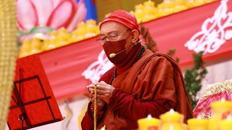 靈鷲山水陸法會幽冥戒，開山住持心道法師為民祈福。（靈鷲山提供）