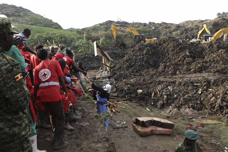 烏干達垃圾掩埋場的垃圾山倒塌，至少18人死亡、14人受傷。（美聯社）