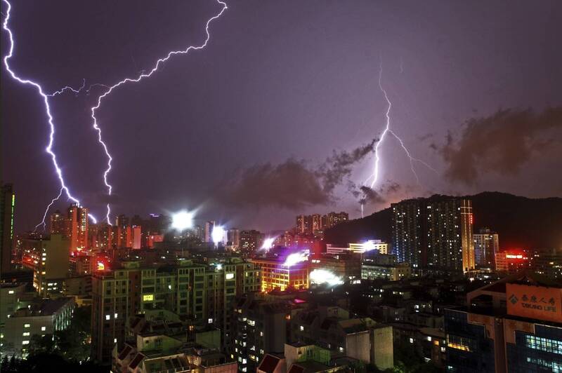 中國江蘇一處涼亭遭到雷擊後坍塌，造成躲雨民眾6死10傷。中國當地閃電視意圖。（路透）