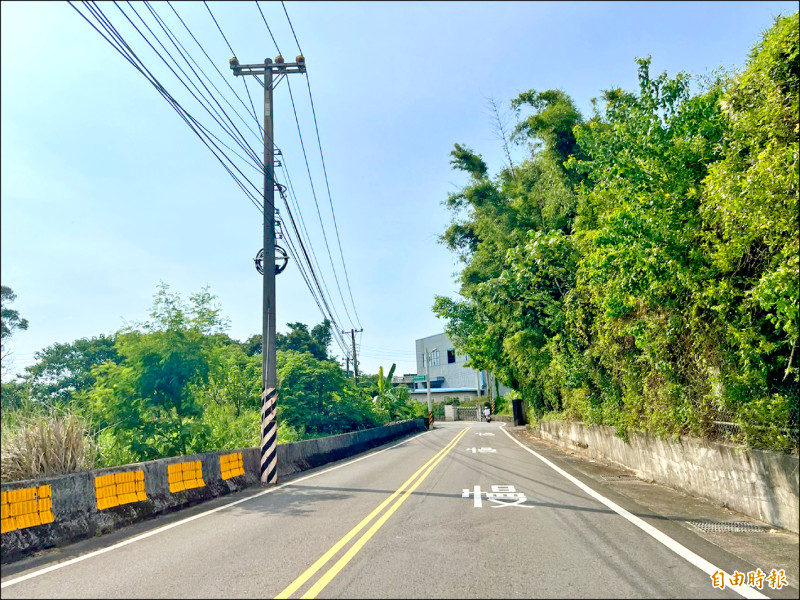 地方擔心產業園區的聯外道路長安路僅八米寬，如何能承受暴增的車潮？ （記者廖雪茹攝）