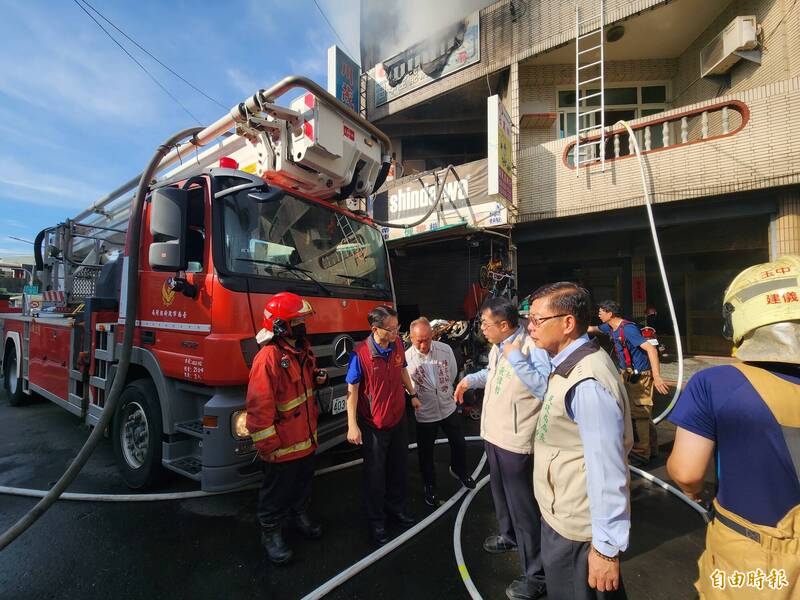 台南六甲區川茂農機行今日凌晨傳大火，1家5口受困，消防人員控制火勢後入內搜尋，確認5人死亡。（記者王涵平攝）