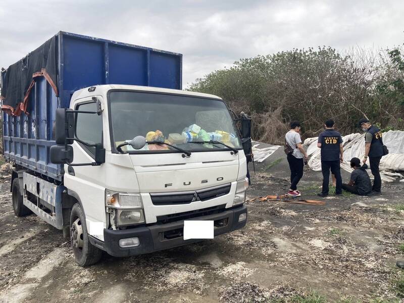 雲檢警追查西螺濁水溪公有河川地遭不法業者傾倒動物性廢渣，日前逮涉案10人，全案依違反廢棄物清理法移請雲林地檢署偵辦。 （雲林縣警察局提供）