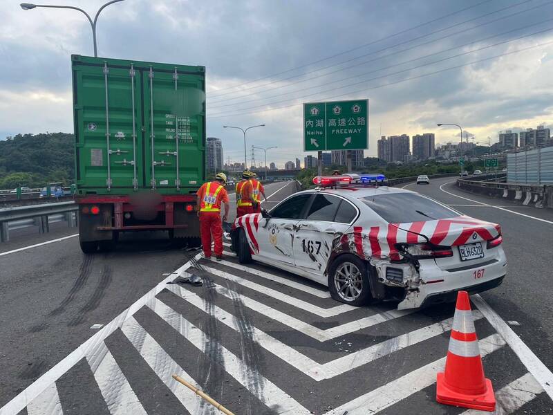 國道警車遭撞擊，側面受損嚴重。（記者吳昇儒翻攝）