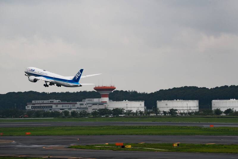 貨機降落時爆胎、機輪受損 成田機場跑道一度緊急封鎖