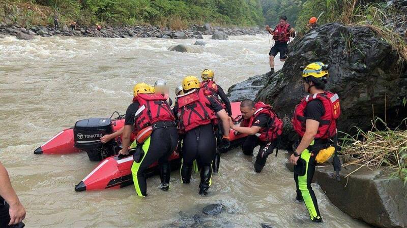 新北市今天下昼被發布為大雷雨訊息告警警戒區，消防局預先部署，透過全市大豹溪等防溺小組，機巡通報遊客上岸；圖為日前烏來學生受困暴漲溪水，獲消防員坦然救出。（記者吳仁捷翻攝）