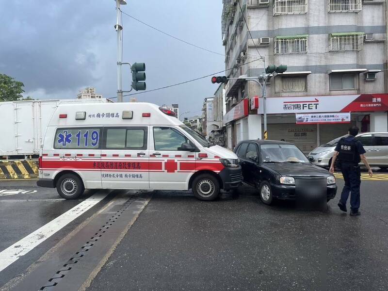 吳姓男子開車未禮讓救護車，於鳳山區光路口與救護車發生擦撞。（讀者提供）