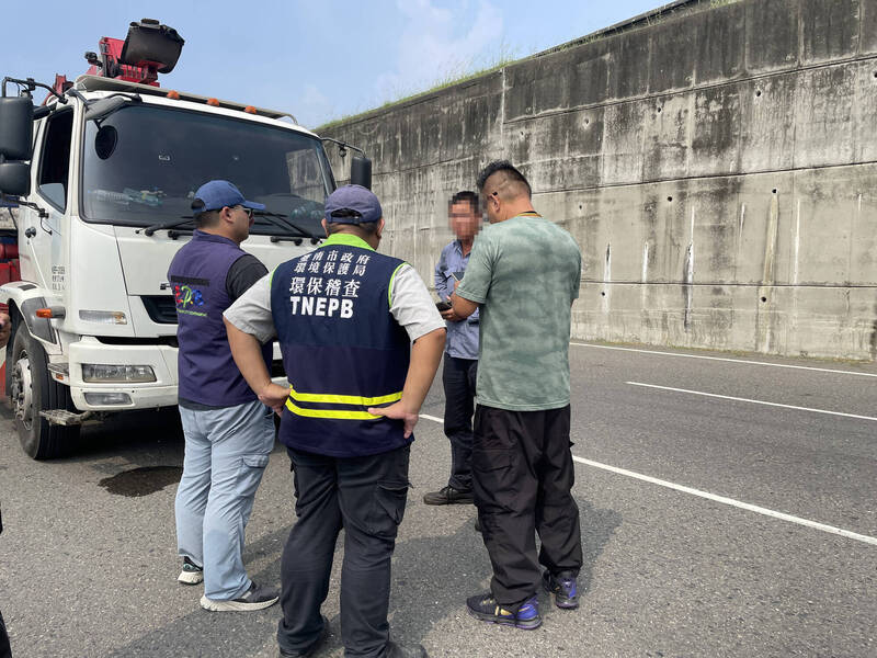 南市環保局與警方合作，進行不定時、不定點的攔檢稽查，遏止非法廢棄物傾倒行為。（圖由南市環保局提供）